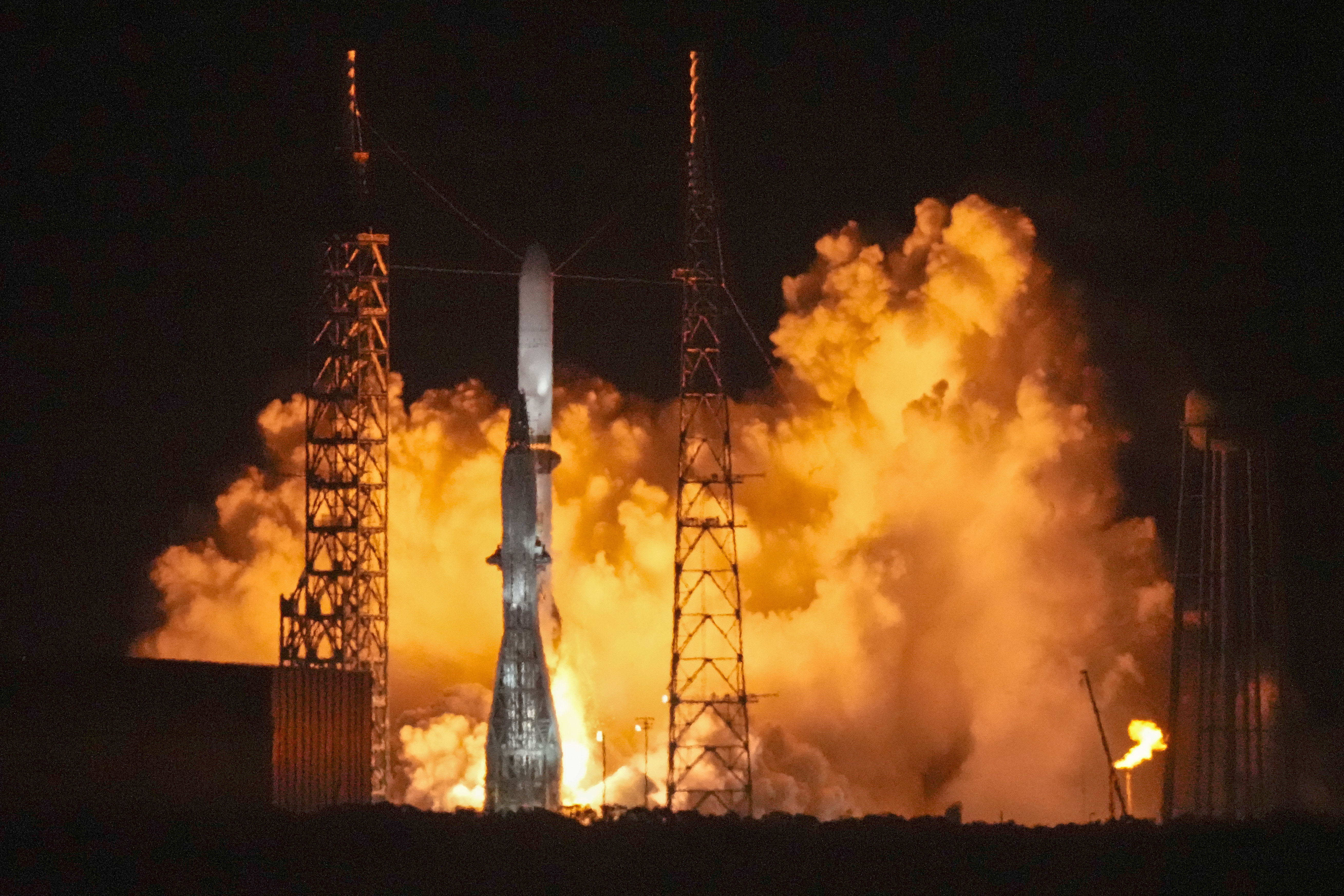 El cohete New Glenn, de Blue Originm despega desde el Complejo de Lanzamiento 36, en las instalaciones de la Fuerza Aérea en Cabo Cañaveral, el 16 de enero de 2025, en Cabo Cañaveral, Florida. (AP Foto/John Raoux)