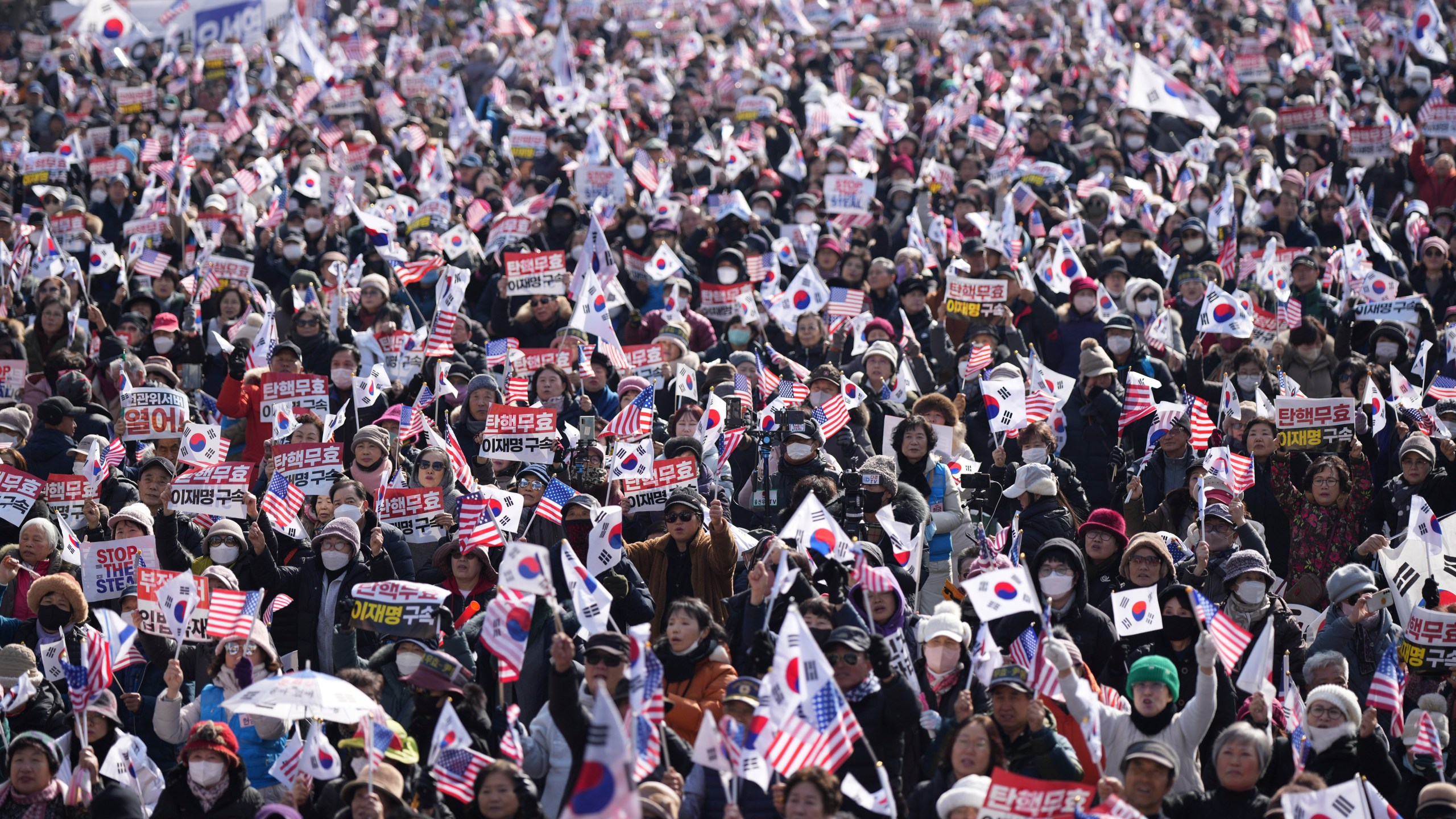 Supporters of impeached South Korean President Yoon Suk Yeol stage a rally to oppose his impeachment in Seoul, South Korea, Saturday, Jan. 18, 2025. (AP Photo/Lee Jin-man)