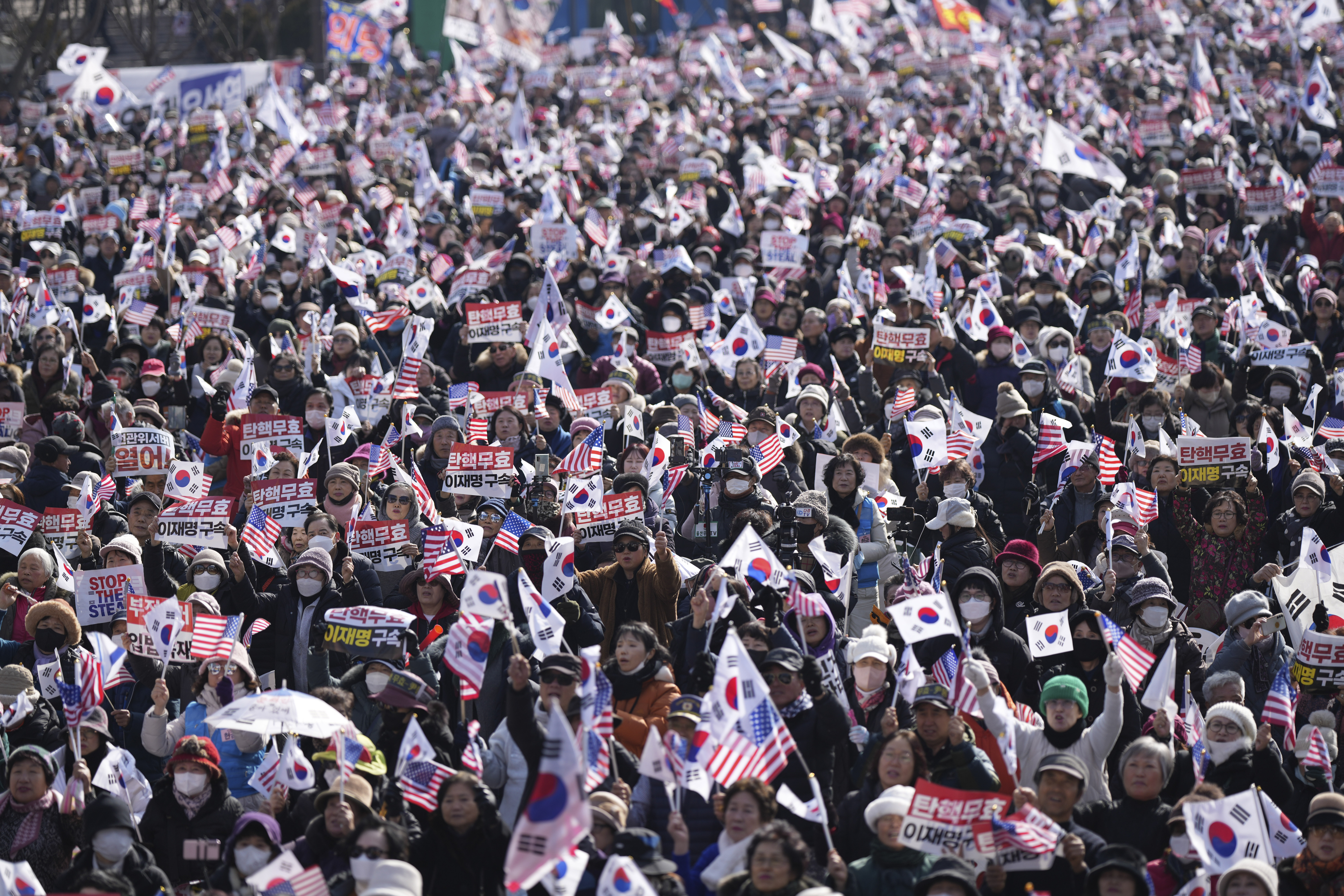 Supporters of impeached South Korean President Yoon Suk Yeol stage a rally to oppose his impeachment in Seoul, South Korea, Saturday, Jan. 18, 2025. (AP Photo/Lee Jin-man)