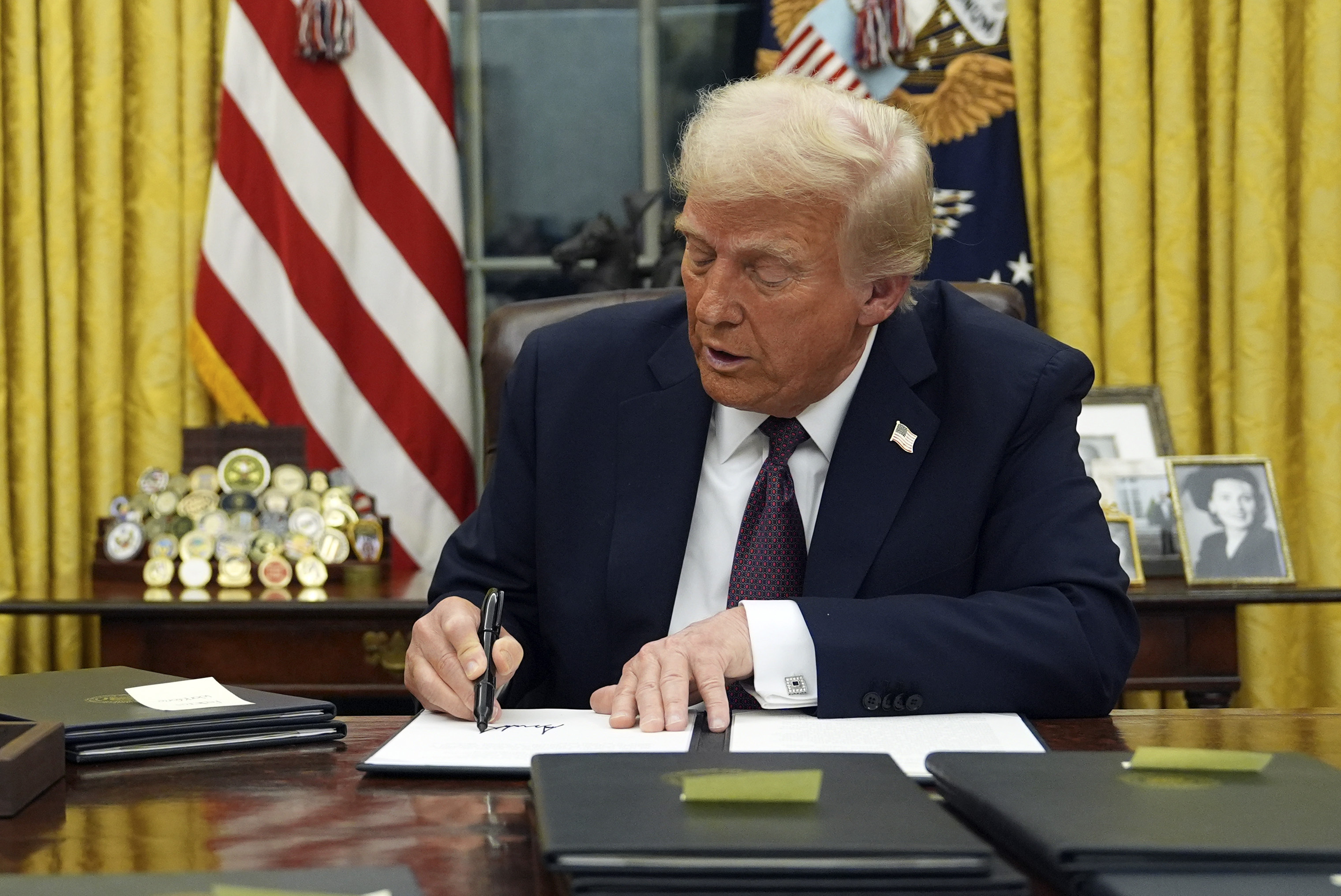 President Donald Trump signs an executive order on TikTok in the Oval Office of the White House, Monday, Jan. 20, 2025, in Washington. (AP Photo/Evan Vucci)