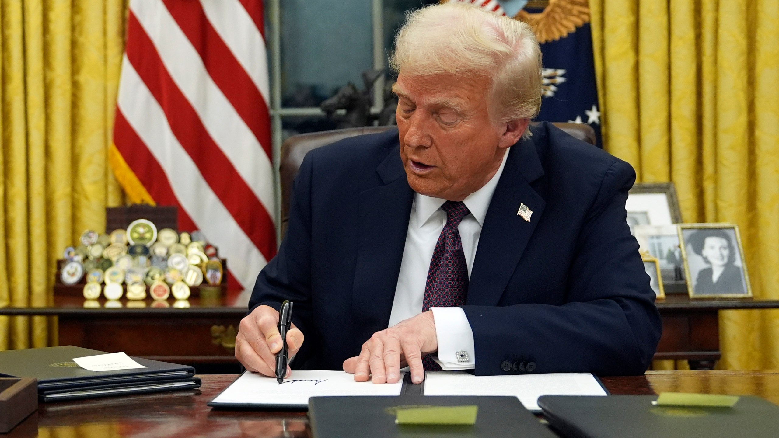 President Donald Trump signs an executive order on TikTok in the Oval Office of the White House, Monday, Jan. 20, 2025, in Washington. (AP Photo/Evan Vucci)