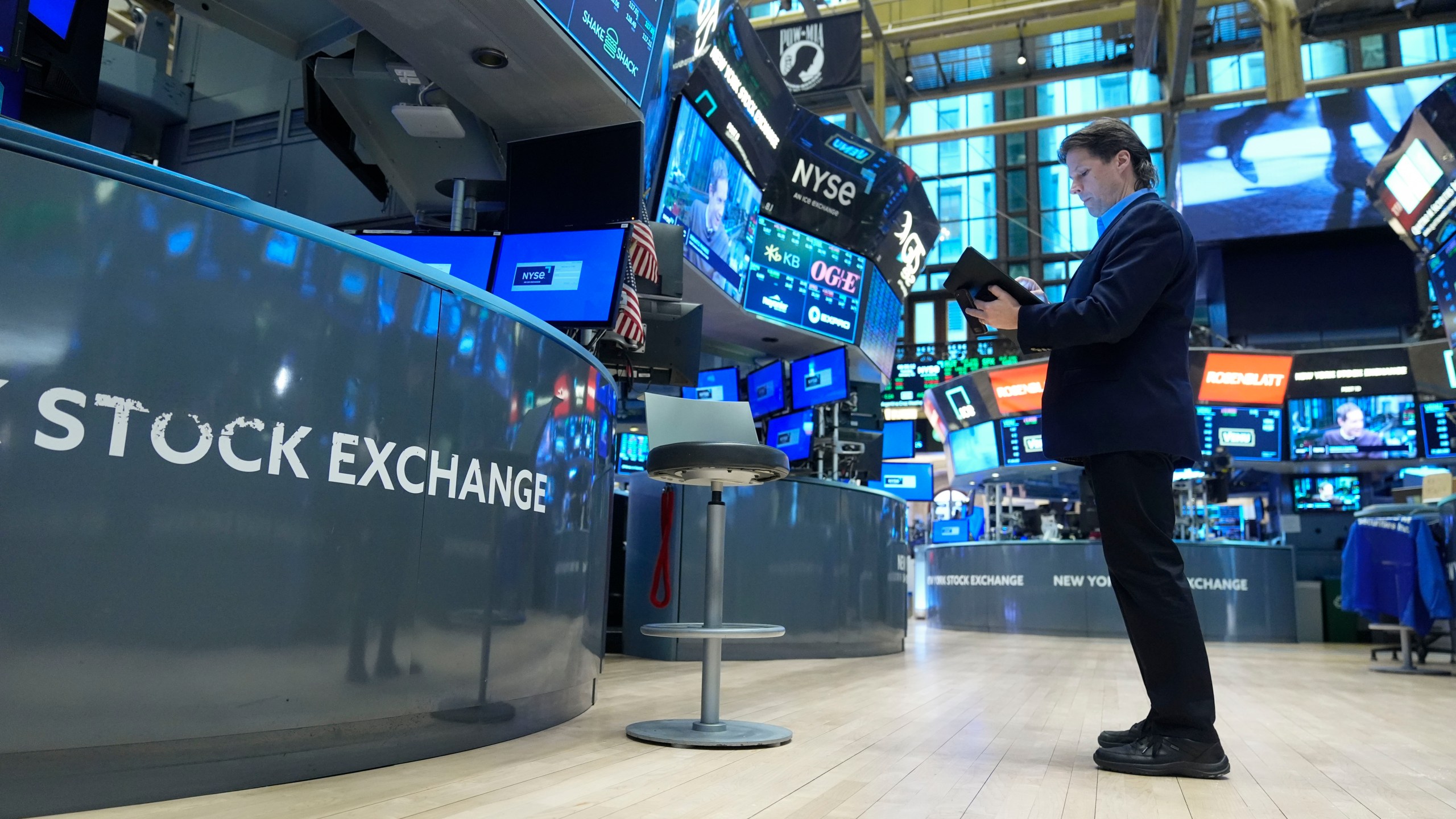 Traders work on the floor at the New York Stock Exchange in New York, Tuesday, Jan. 21, 2025. (AP Photo/Seth Wenig)