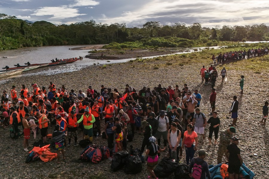 ARCHIVO - Migrantes se forman para abordar botes y poder continuar con su viaje hacia el norte para llegar a la frontera de Estados Unidos tras atravesar la región del Darién desde Colombia, en Bajo Chiquito, Panamá, el 9 de noviembre de 2024. (AP Foto/Matias Delacroix, Archivo)