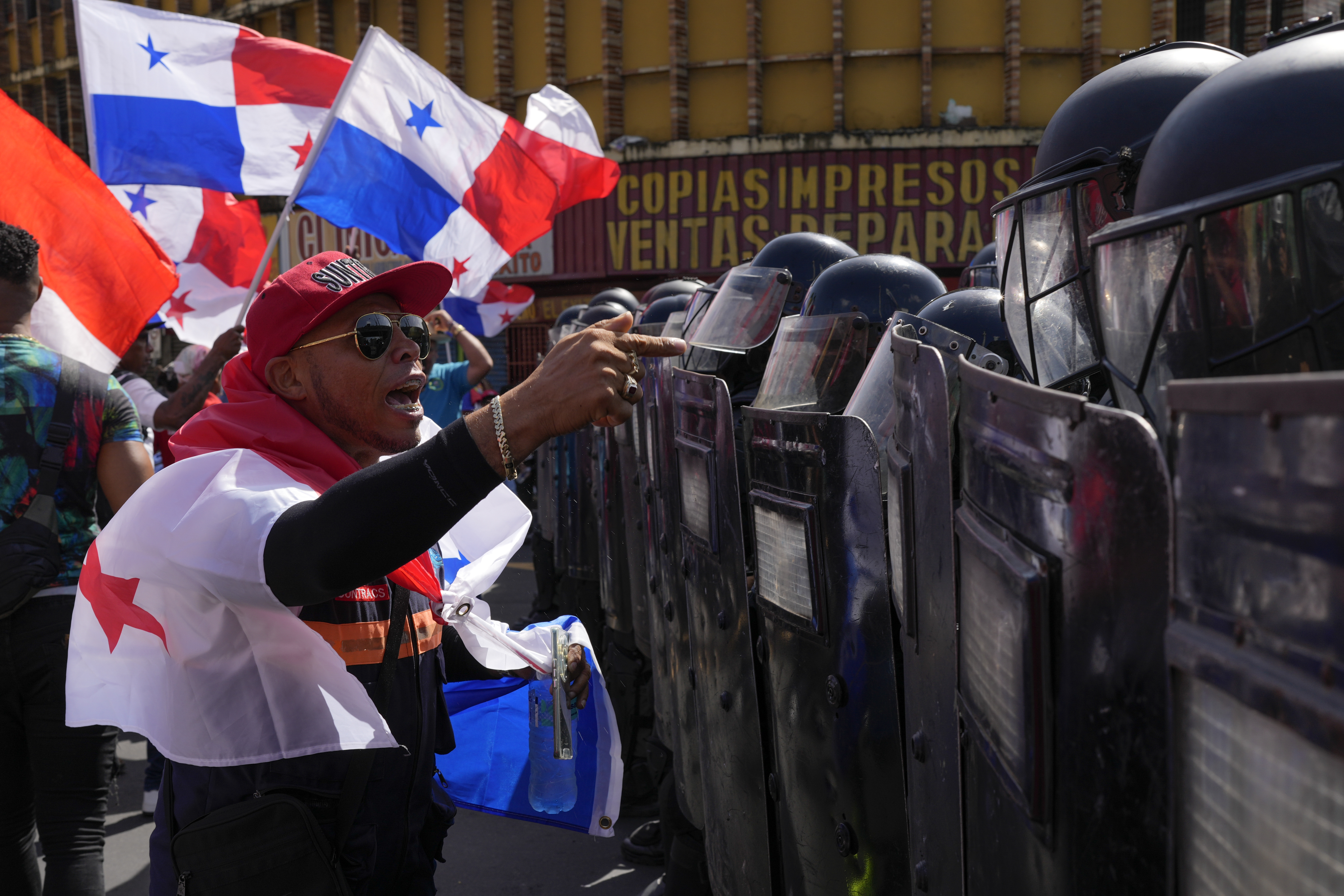 La policía bloquea a personas que se manifiestan en contra de la visita del secretario de Estado de EEUU, Marco Rubio, en Ciudad de Panamá, el 2 de febrero de 2025. (AP Foto/Matías Delacroix)