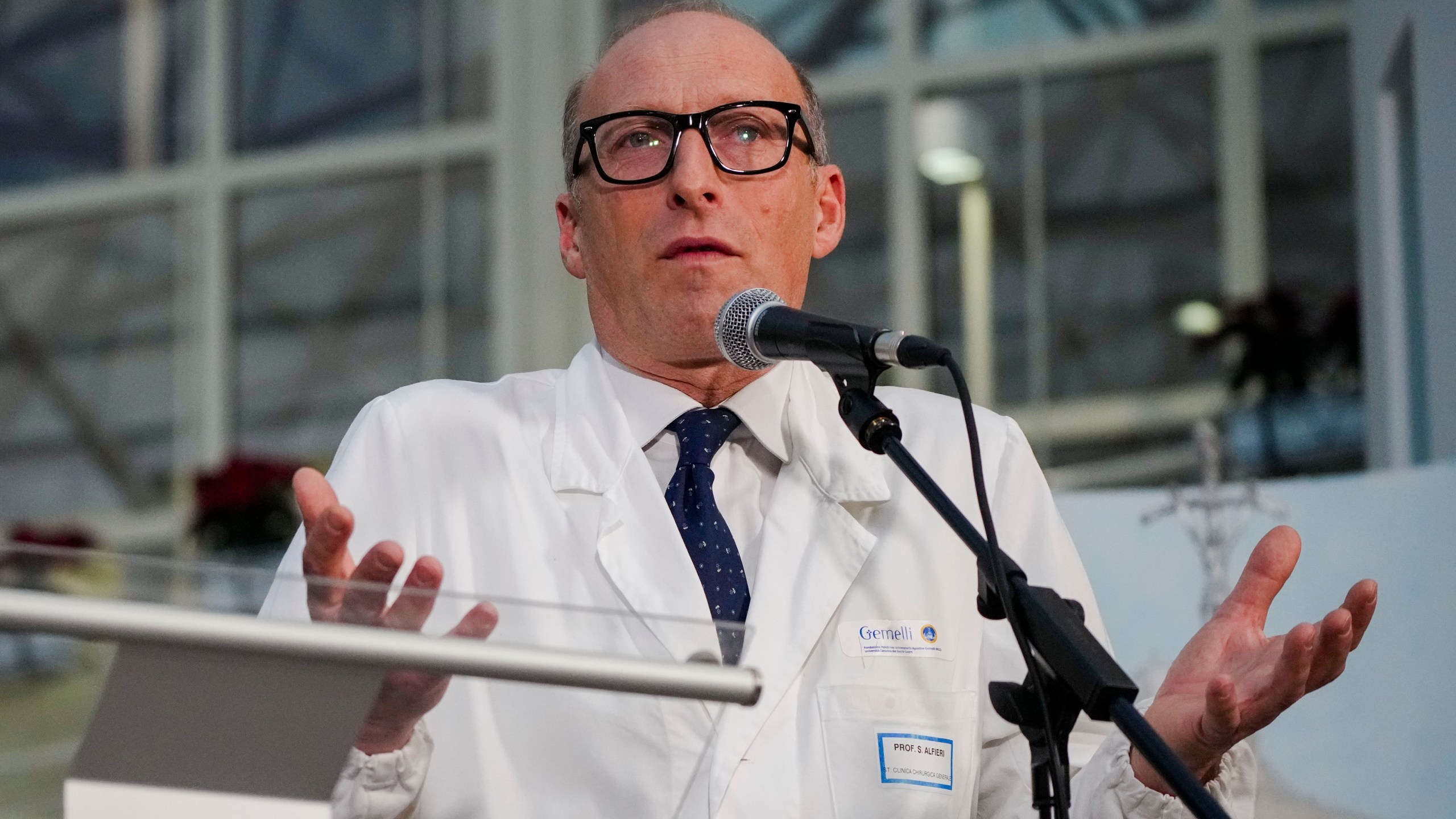 Surgeon Sergio Alfieri speaks to journalists, Friday, Feb. 21, 2025, in the entrance hall of Rome's Agostino Gemelli Polyclinic where Pope Francis is being treated for pneumonia. (AP Photo/Alessandra Tarantino)