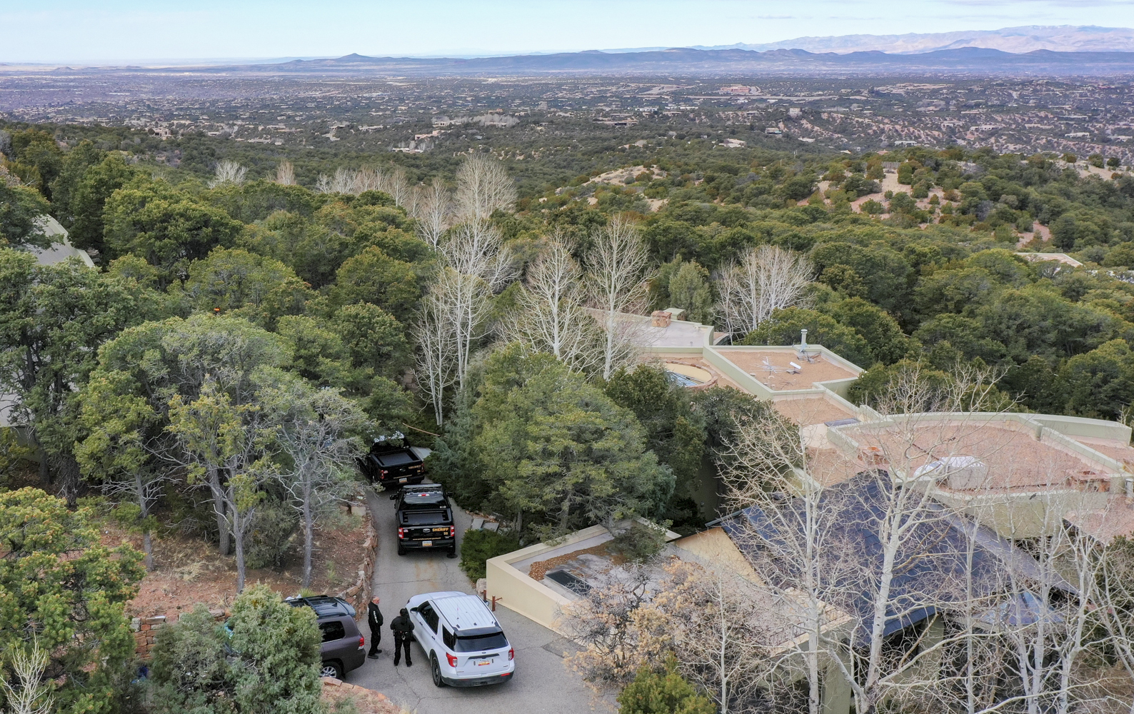 Agentes del condado de Santa Fe afuera de la casa del actor Gene Hackman y su esposa Betsy Arakawa, quienes fueron encontrados muertos en la propiedad, el jueves 27 de febrero de 2025 en Santa Fe, Nuevo México. (Foto AP/Roberto E. Rosales)