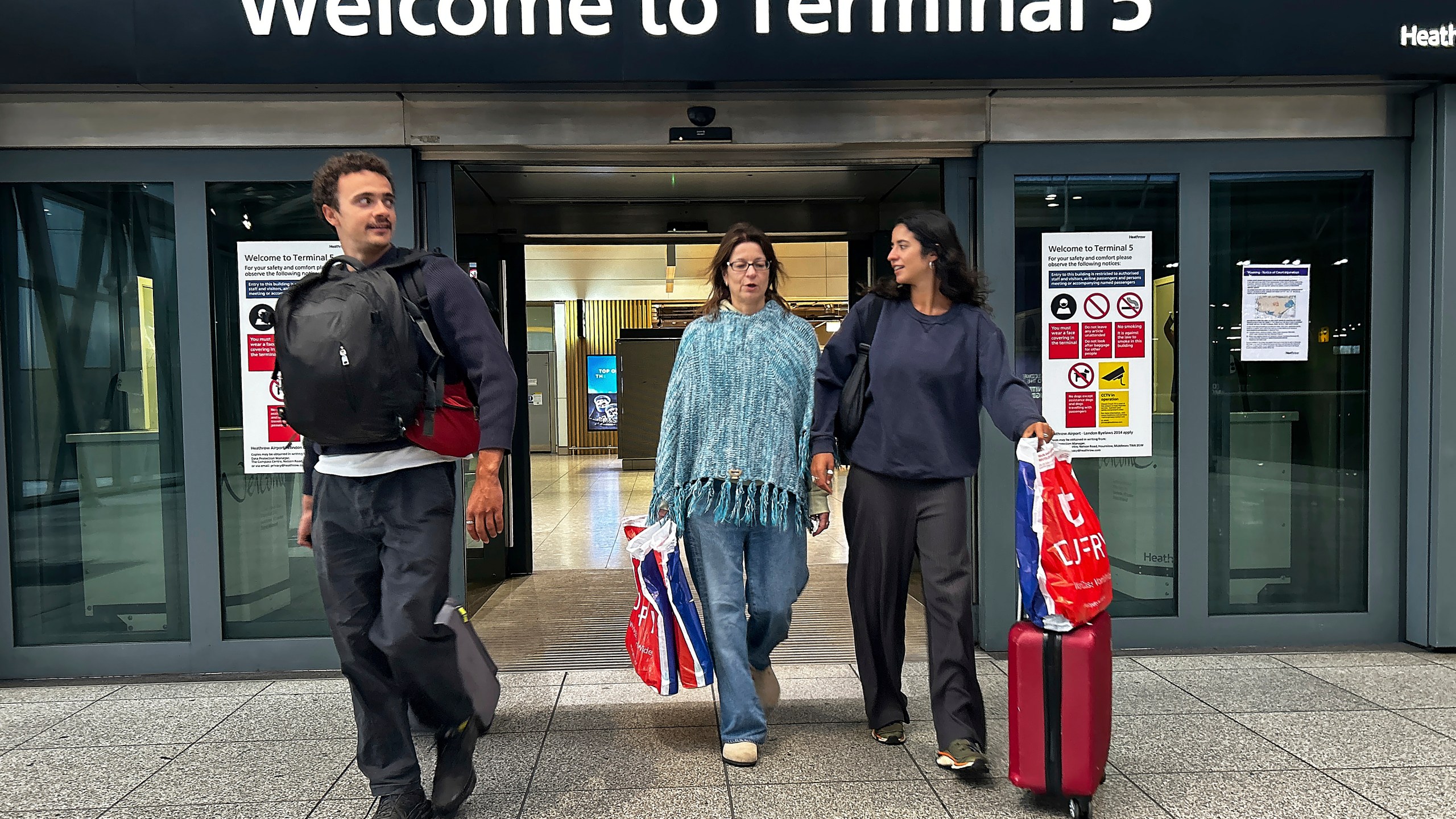 Travellers arrives at Terminal 5 as Heathrow Airport slowly resumes flights after a fire cut power to Europe's busiest airport in London, Saturday, March 22, 2025.(AP Photo/Kirsty Wigglesworth)